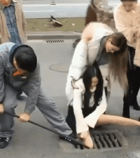 爆笑GIF：兄弟，你走路能不能稳一点，晃得我都看不清手机屏幕了