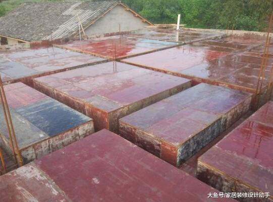 30万模仿图纸建房，邻居嘲讽说：红色、黄色、灰色看起来丑死了