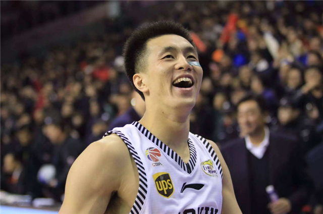 阿不都沙拉木一举动暖心，辽宁男篮加油，郭艾伦不哭