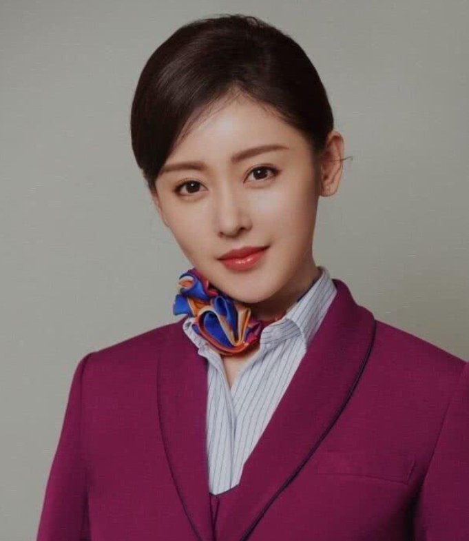 张天爱干练而优雅，穿西装大衣配马丁靴，既潇洒又迷人！