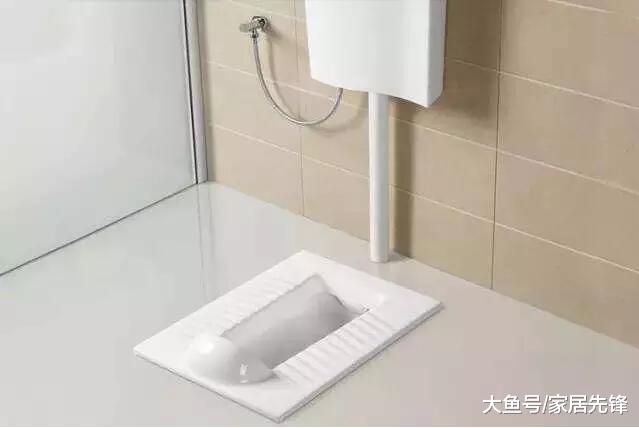 卫生间装修不要装马桶了，现在流行这样装，既实用又不占地