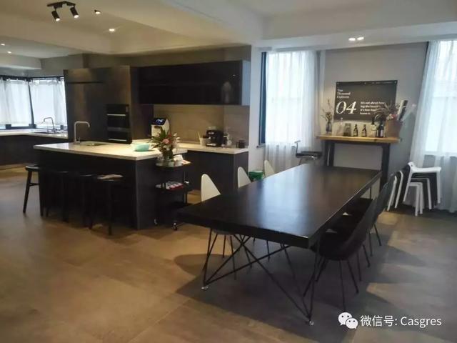 客厅只铺600*1200现代仿古砖，厨房浴室都铺瓷砖，邻居都说太好看