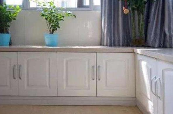 阳台现在可以不用装顶柜了，每次拿东西都不方便，还不如这样装