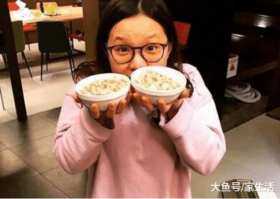 带你看看谢依霖住的豪宅，在家捧着两碗饭，当了妈妈还那么搞笑