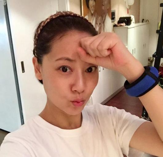 晒晒张卫健香港的家，在家跟老婆过二人世界，54岁也还没有小孩