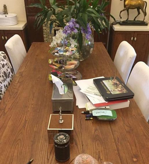 杨雪晒出一家人住的房子，面积有点小了，厨房都是用楼梯底改造的