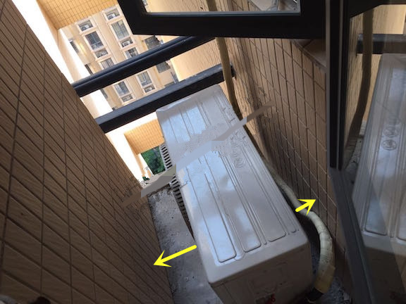 空调外机卡墙和窗户玻璃缝中，距离不到10公分！要夸师傅安装技术好？