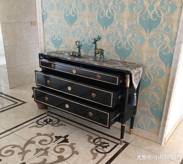 新房卫生刚打扫干净，家具正在入场就很美，都说瓷砖很有档次！