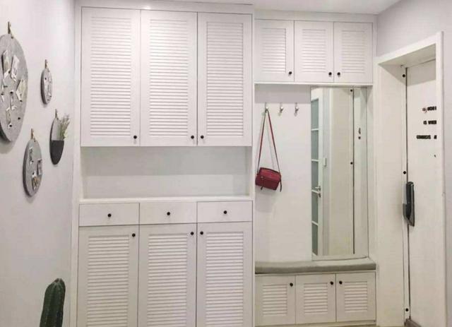 头一次见玄关鞋柜这样设计，用起来太方便了，快让木工学着装