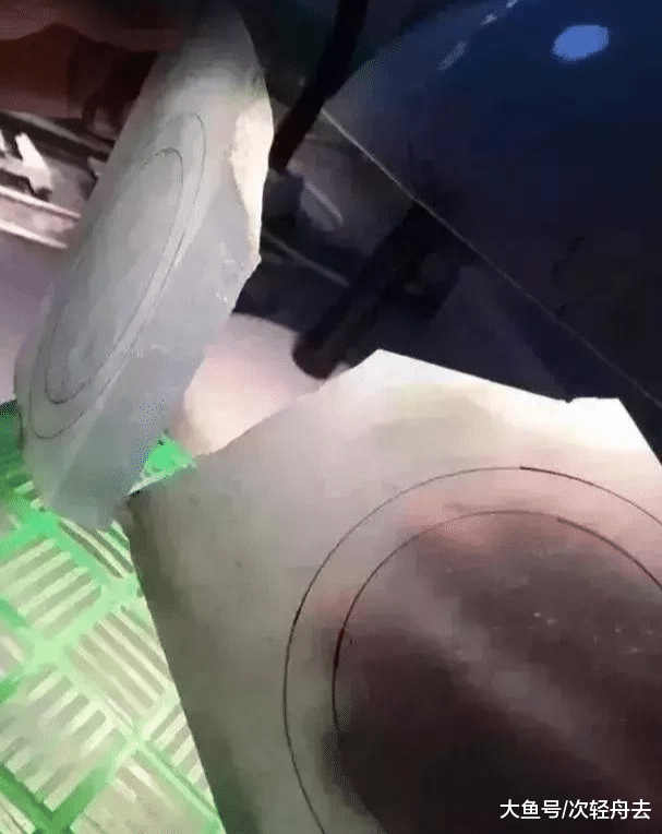 ＂心血来潮买下一块翡翠原石，开出无色的玻璃种翡翠，这辈子不愁了＂