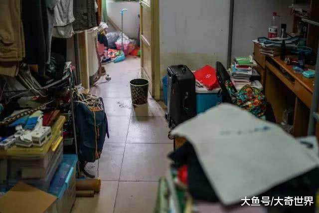 卫生间拖把有异常情况，男生想拿手去摸，室友却喊不要动