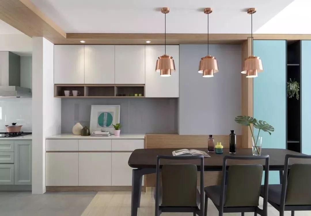 家用餐厅收纳柜设计，白色与原木色的组合就很不错！