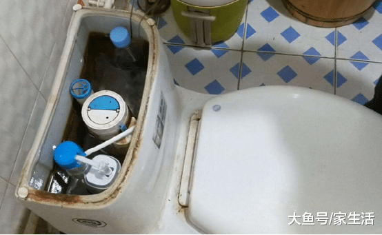 水箱上面的两个按钮该怎样用？大多数人都用错，每个月浪费不少水