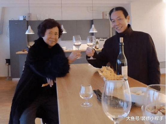 苗圃秀出自己現實的家，開放式的廚房設計，感覺不像拿來煮飯的