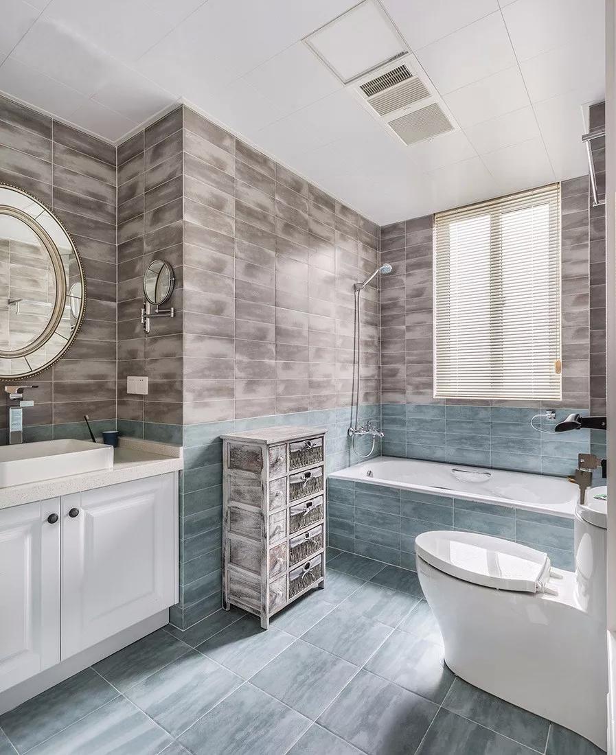 140平四居室简美式风装修，客厅电视背景墙能收纳又不压抑，挺好