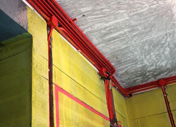 老电工从不在地板里埋电线，想要安全又易维修，这样装才是王道