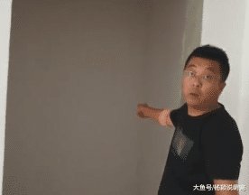 一楼业主收房发现房子没有入户门，117平变成了凑数，开发商：从窗户进