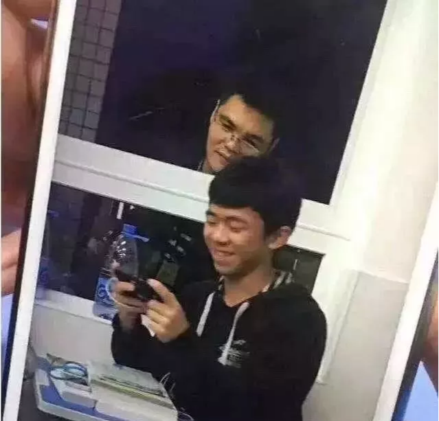 很真实了，和逛街的我一模一样，老公你在干什么！