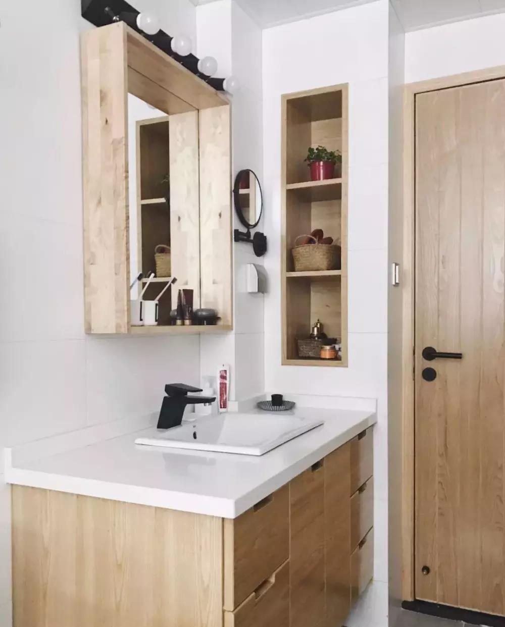 卫生间的面积不大，可以在洗手台边上做个壁龛来收纳