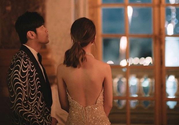 周杰伦骑滑板车载昆凌兜风，甜蜜地依偎在一起：哥练的胸肌给你靠