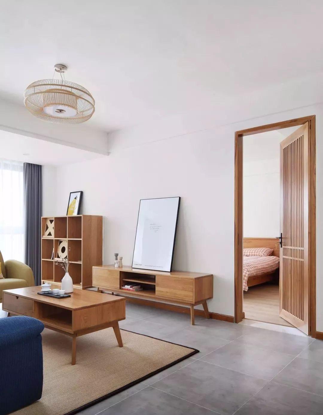 轻盈时尚简约小户型装修，原木色木质栏栅门拥有不一样的视觉体验