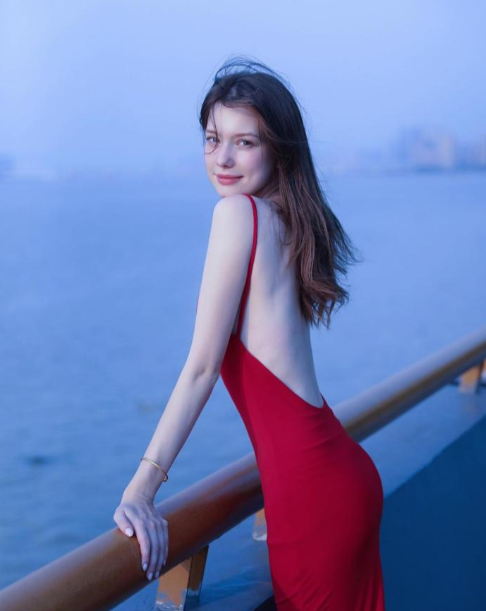 6724岁俄罗斯赫本走红当看到正脸之后网友这谁顶得住啊