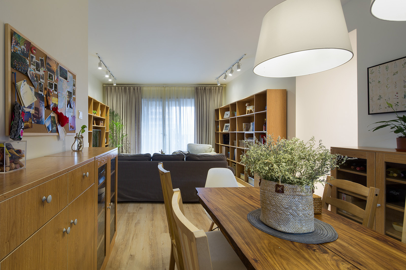 客厅沙发不一定非要摆在电视正对面，下面这个家的摆放就很不错！