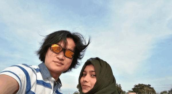 中国游客离开巴基斯坦时, 送了女导游这个礼物, 导游哭了