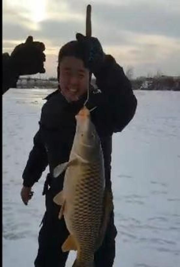 男子冰窟上扒开一个口, 钓上来让大家伙羡慕，他笑得也合不拢嘴！