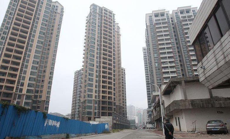 曾被奉为深港炒房客天堂, 如今大量空置成“鬼城”, 断臂求生还是咬牙死扛?