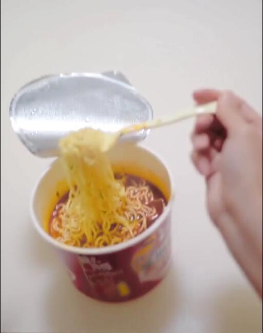 喵星人太能吃，餐餐三文魚伺候著，窮的貓奴只能……