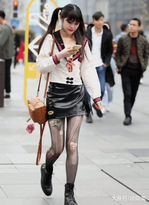 摄影：黑丝袜烂成这样，这是一种新时尚吗？