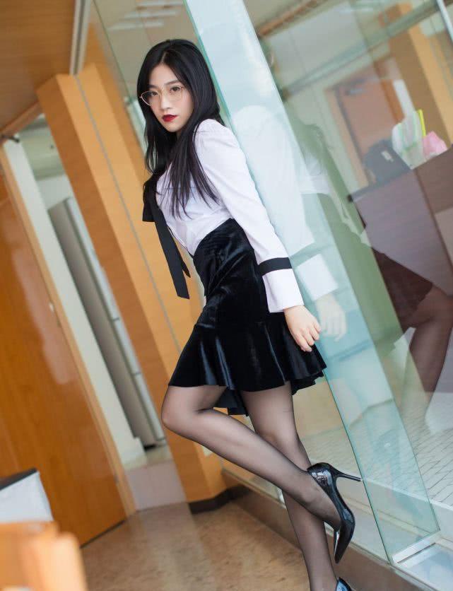 极品眼镜美女制服美腿高跟搭配黑丝袜，性感十足