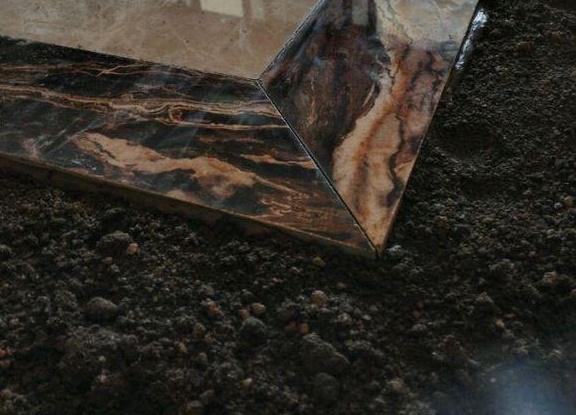 家里装修，水电不开槽的地面这样铺瓷砖，师傅技术真不错，晒晒