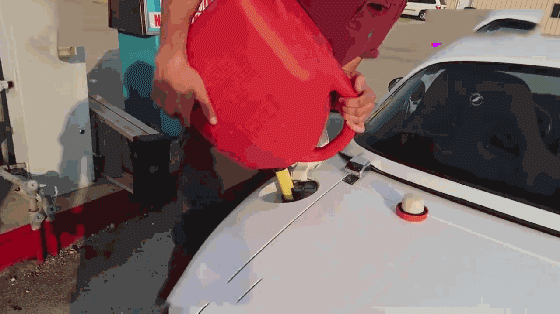 汽车只能加汽油？小伙用生命实践，加了航空燃油的汽车有多恐怖！