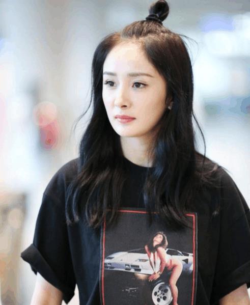 杨幂丸子头现身机场, 青春活力似少女, 就是T恤太大胆了吧!