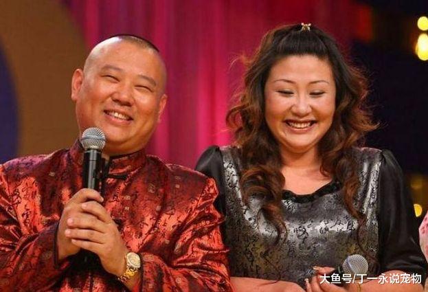 先看郭德纲的老婆，再看冯巩的老婆，没有对比就没有伤害