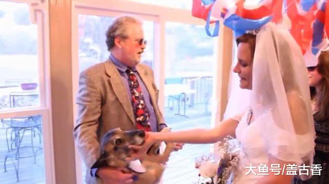 奇葩女子爱上宠物狗，家人还为她举办婚礼，连结婚证都办下来了！