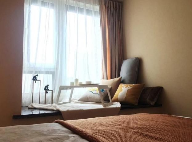 新房飘窗一锤砸下去，里面都是建筑垃圾，开发商：谁让你砸的？