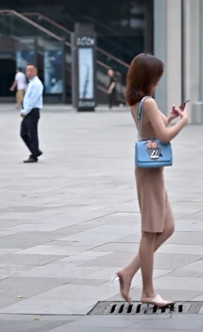 走路玩手机，这下尴尬了吧
