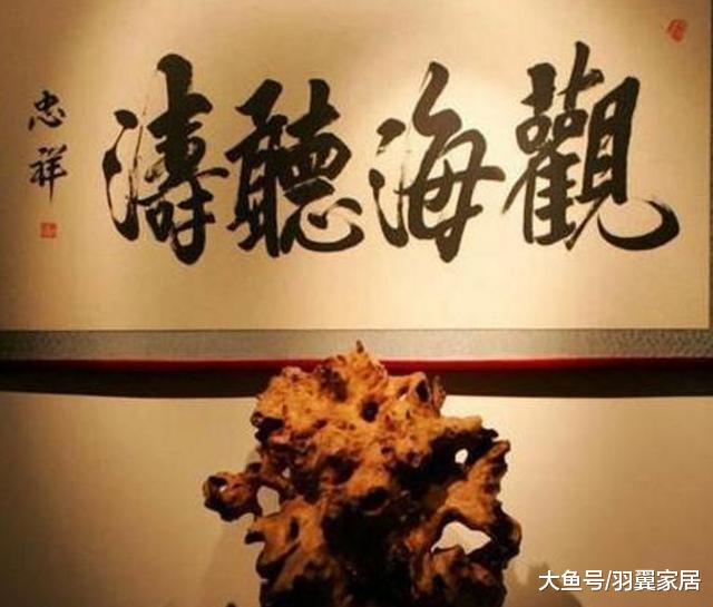 一起参观赵忠祥住的豪宅，家里都是实木家具，墙壁的挂画很抢眼