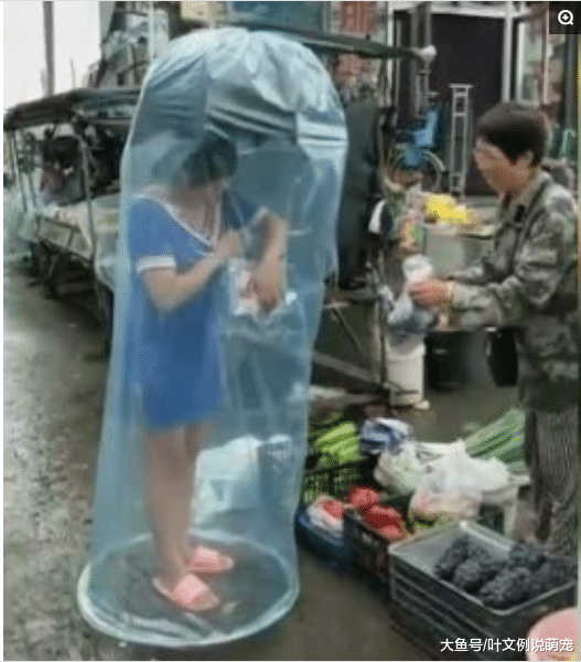 电瓶车雨衣随身带，上班下班轻松行，大雨也不湿身