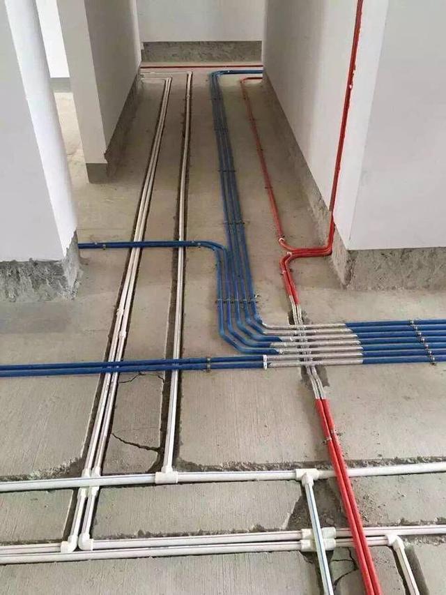 老师傅说水电铺得整齐除了美观以外, 没啥实际用处, 用还料特别多