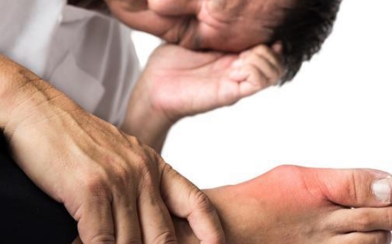 45岁男子尿酸高达880，突发肾衰，医生：这1物要少吃，你却不听劝