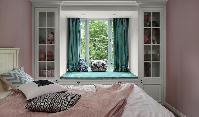 别再浪费你家飘窗了，这么设计2平能当4平用，实用漂亮收纳多