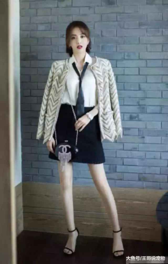 佟丽娅的站姿真是厉害了, 双腿“间距”塞不下一张纸, 网友: 怎么做到的