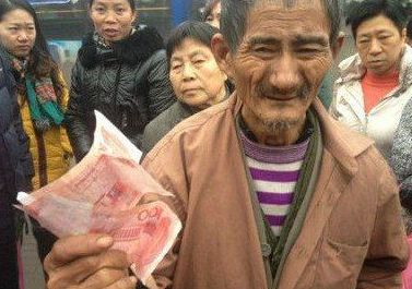 60岁老人寒风中卖柚子，2女1男用手段骗大爷，良心都不痛吗！