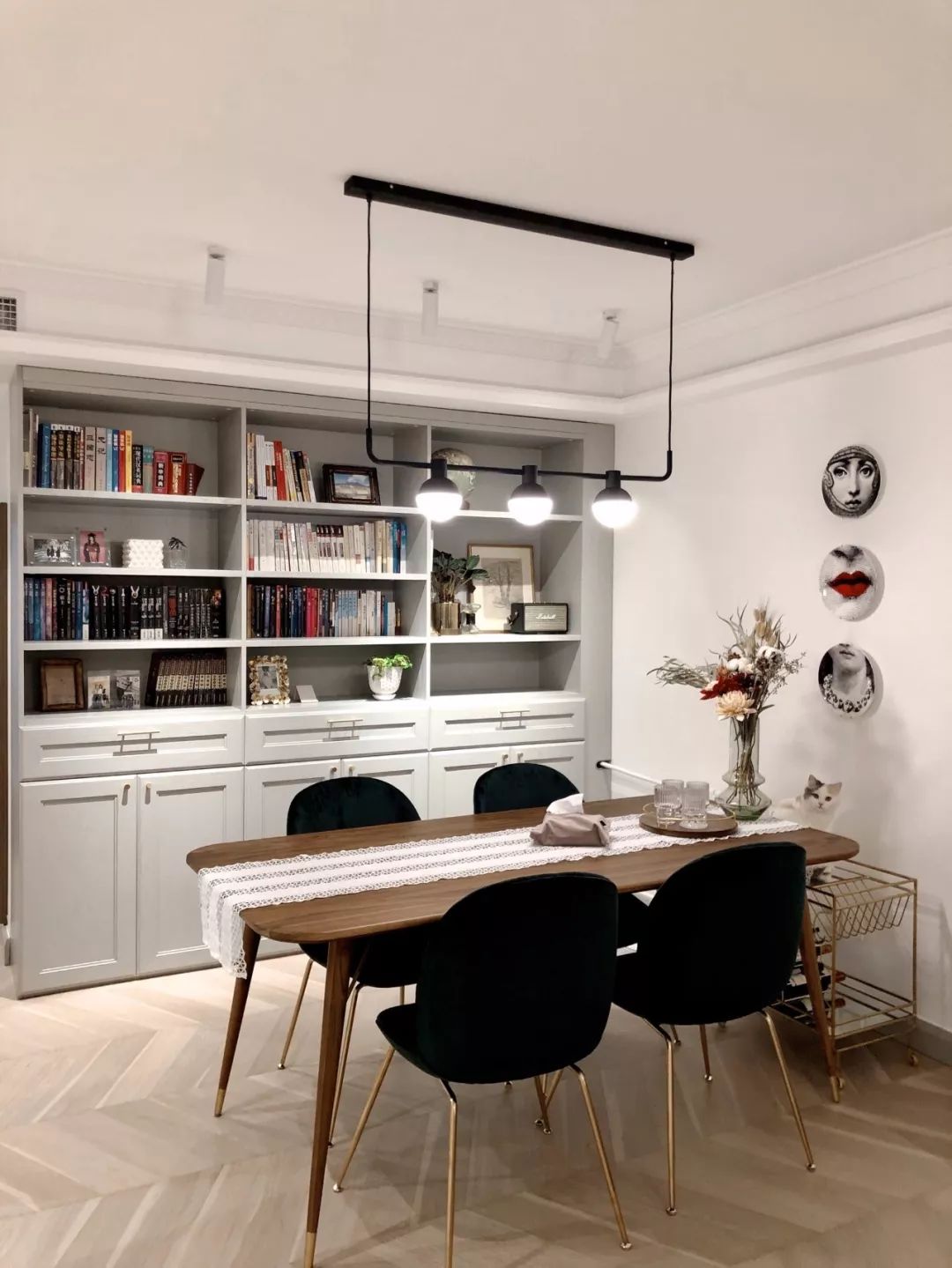 定制餐边柜，记得带抽屉，很方便的设计！