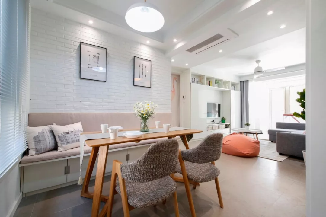 小户型餐厅面积不大，可以做个卡座式设计，实用又美观