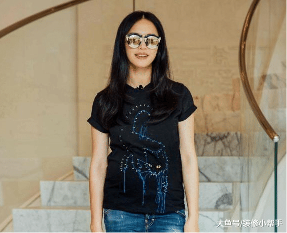 演員姚晨的房子裝修，墻壁掛滿跟老公的合照，整體裝修很普通